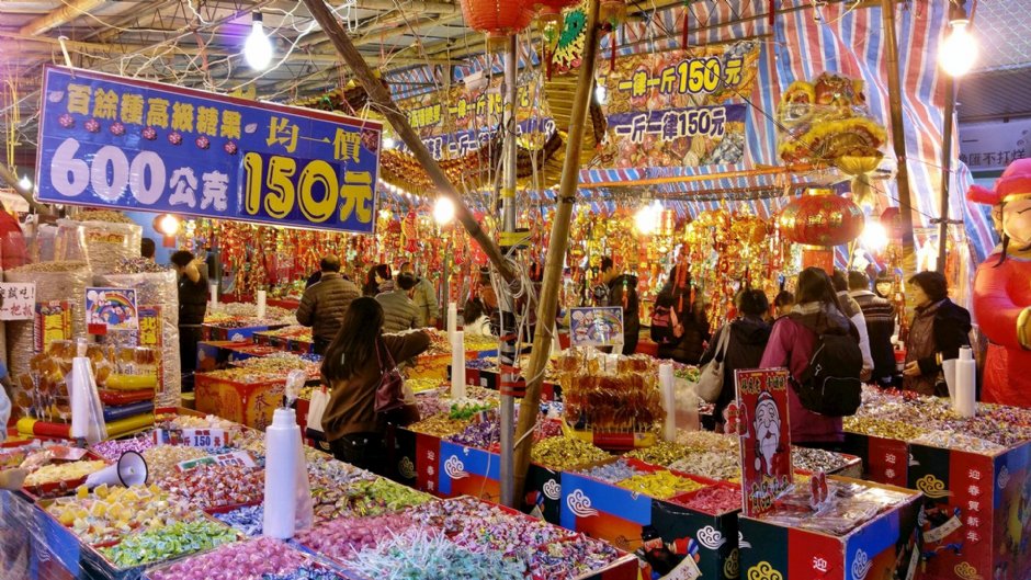 迪化街是台北最知名的年貨大街 攝影：Eva隨手拍