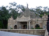 紀功坊代表七十二位烈士的精神<br/> 攝影：方盛文