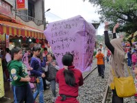 十分老街上放天燈之遊客<br/> 攝影：Mimi