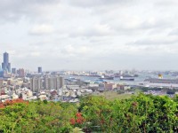 站在觀景台可同時眺望市區及高雄港<br/> 攝影：Eva隨手拍
