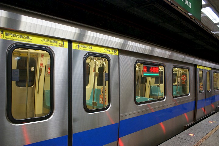 往小碧潭站列車 攝影：Eva隨手拍