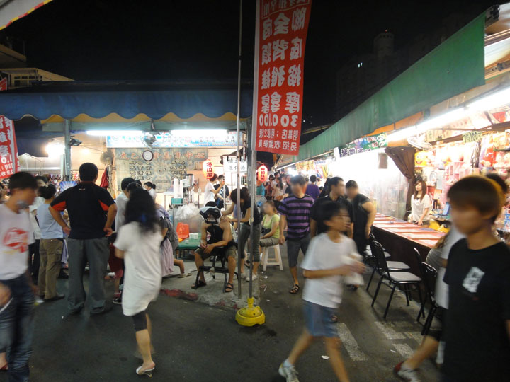 在瑞豐夜市逛累了,還可按摩 攝影：山景
