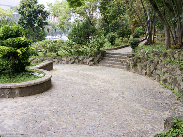 寬廣的原形步道 攝影：曾婉玲