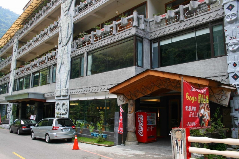 建築外牆盡是原民風 攝影：老山羊部落格
