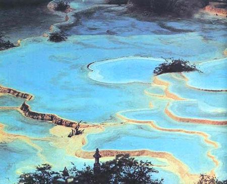 五彩池全景-左 攝影：四川旅遊信息網