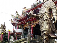 大義宮右方銅像<br/> 攝影：amo