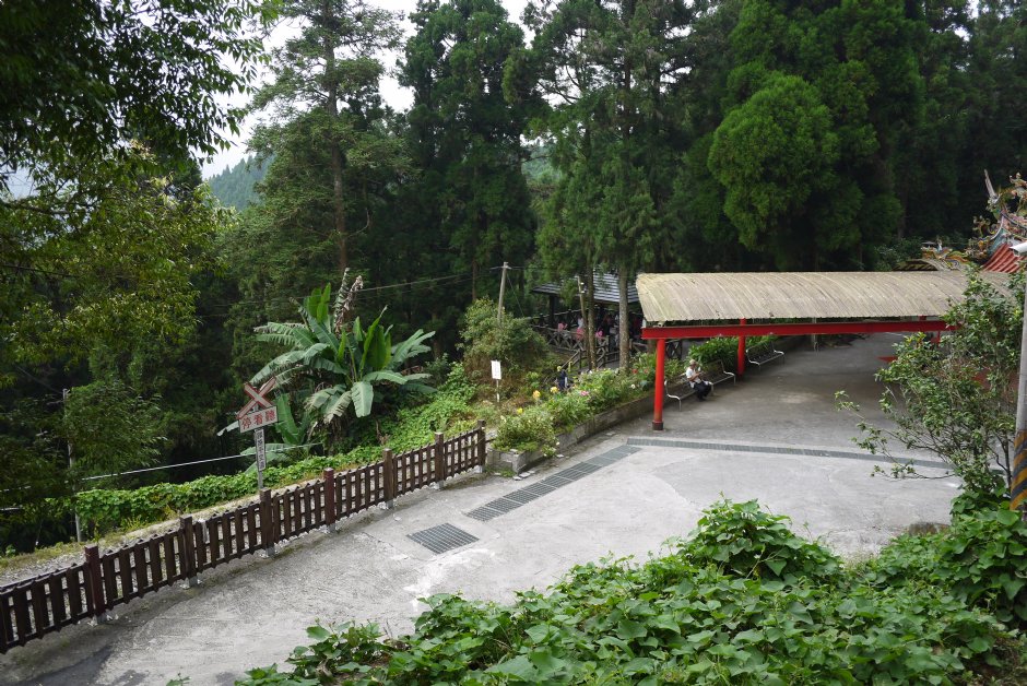 201407奮起湖福德廟前 攝影：三個井