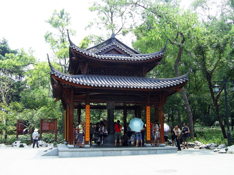 飛來峰園內休憩亭 攝影：方盛文