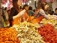 迪化街是台北最知名的年貨大街<br/> 攝影：Eva隨手拍