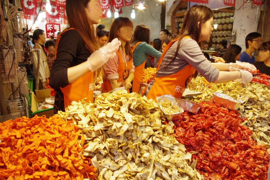 迪化街是台北最知名的年貨大街 攝影：Eva隨手拍