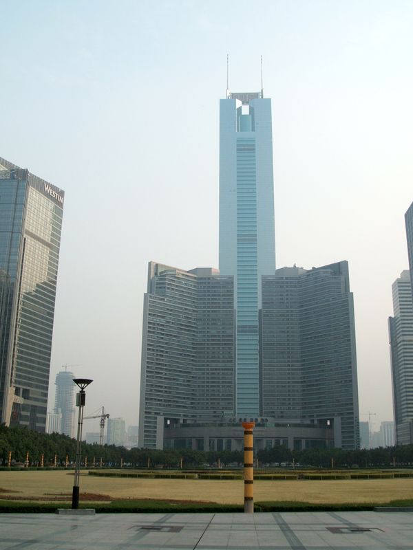 毗鄰的中信廣場 攝影：沈必昇