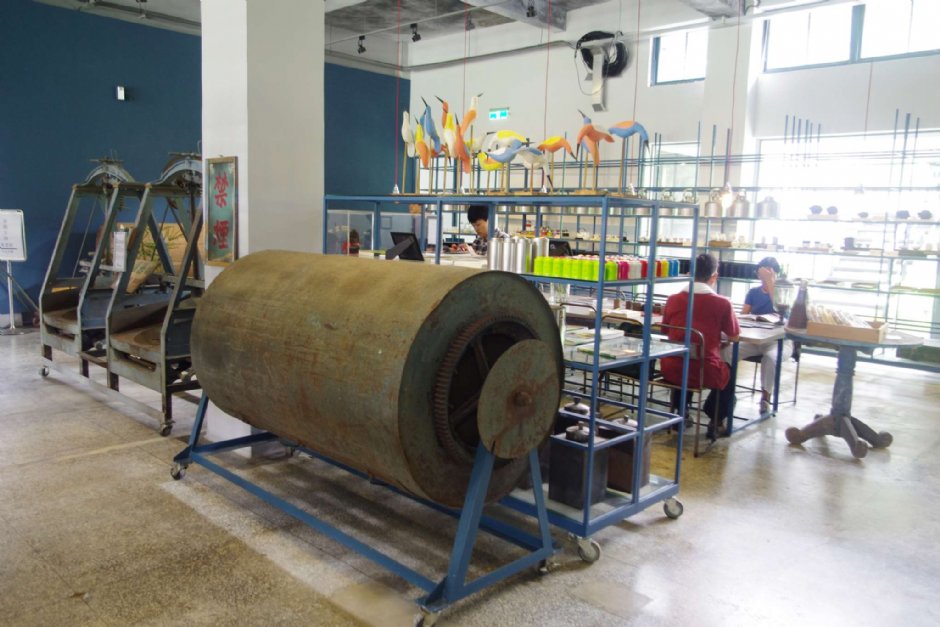 廠內擺放古早器具 攝影：Eva隨手拍