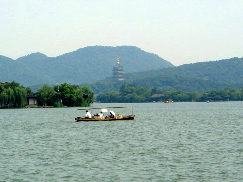 一帆輕舟悠遊浩瀚西湖 攝影：余錫堅