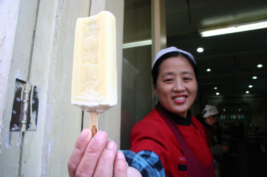 中央大街馬迭爾賓館的著名冰棒 攝影：馮順