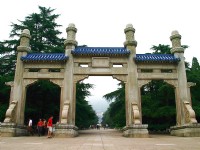 入口牌樓<br/> 攝影：馮順