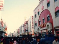 大街人潮<br/> 攝影：郭健三