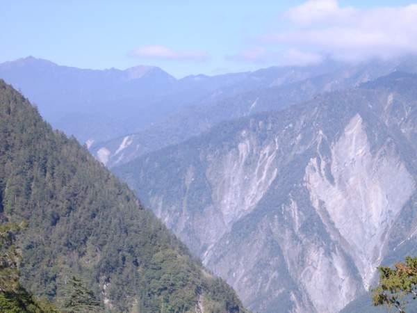 遠眺崇山峻嶺 攝影：老山羊資訊網