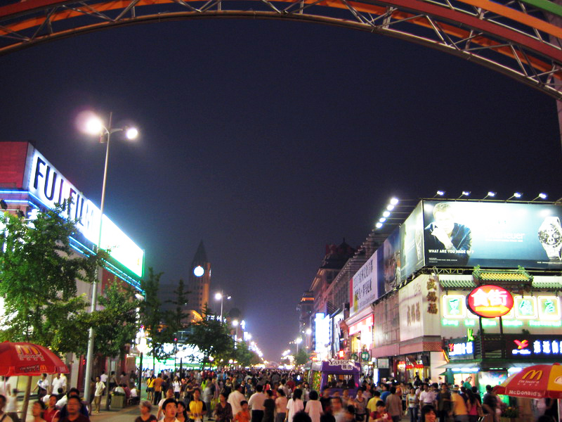 步行街夜景 攝影：方盛文