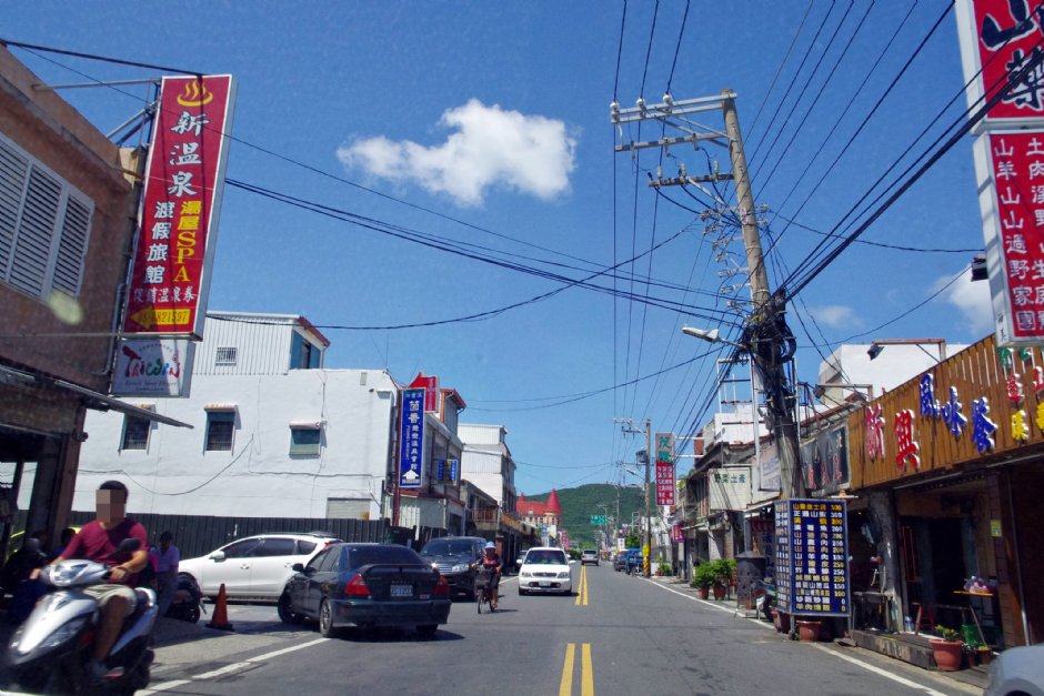 商店林立的街道 攝影：Eva隨手拍