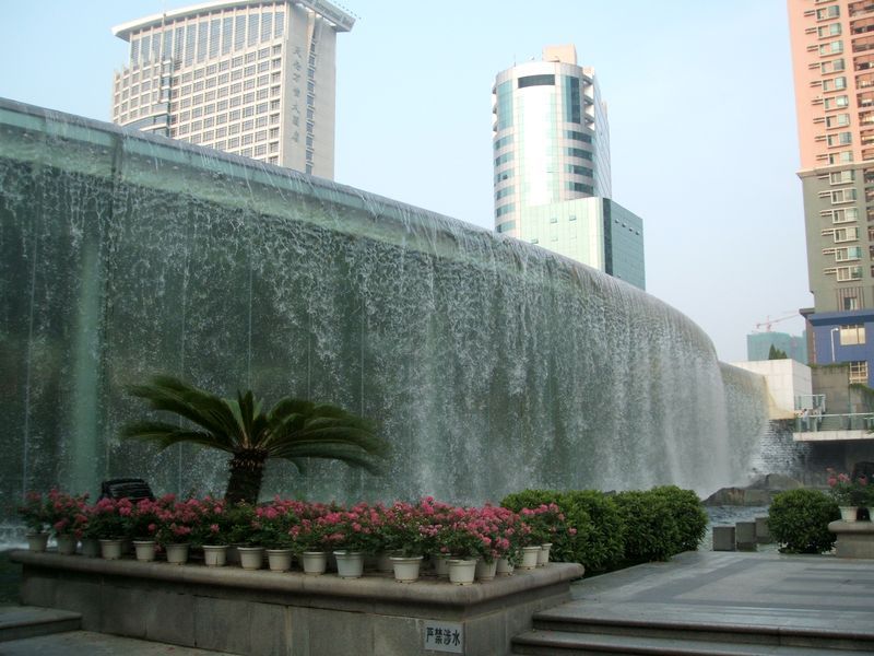 炫爛的水幕瀑布 攝影：沈必昇