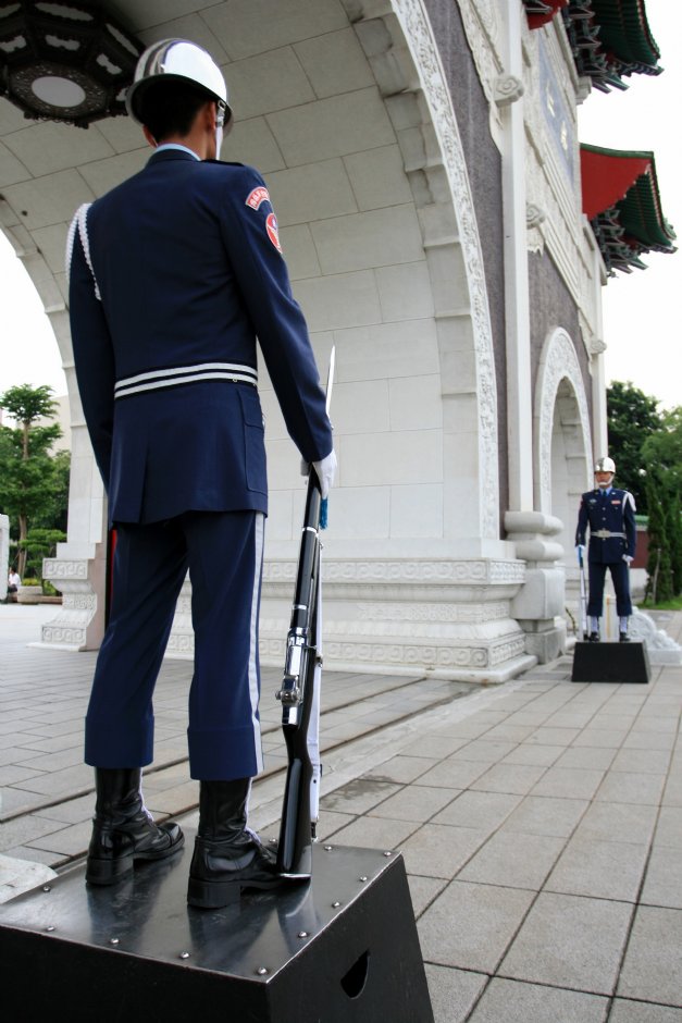 牌樓前衛兵 攝影：陳銘祥