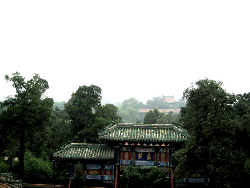 紫照門與園景 攝影：方盛文