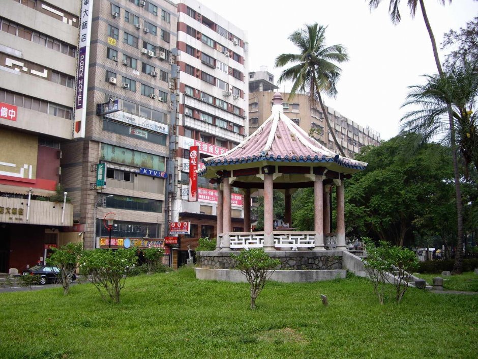 公園緊鄰鬧區 攝影：老山羊部落格