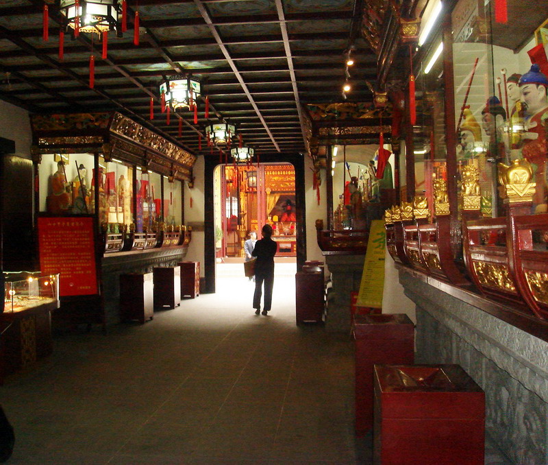 內殿兩旁神像藝品 攝影：余燕鳳