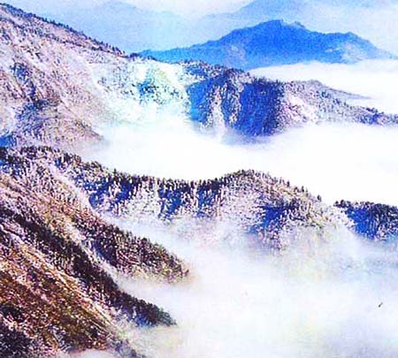 西嶺雪山遠眺 攝影：四川旅遊信息網