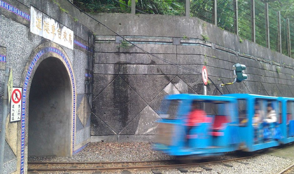 烏來觀光台車 攝影：Eva隨手拍