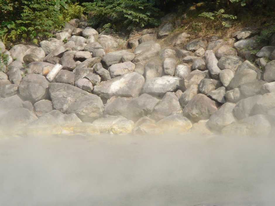 巨石與溫泉熱氣 攝影：余燕鳳