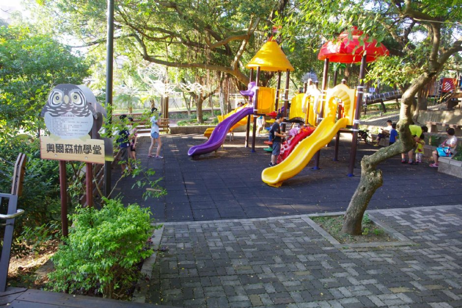 公園內的遊樂設施 攝影：Eva隨手拍