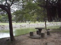 湖畔石桌椅<br/> 攝影：郭香妙