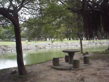湖畔石桌椅 攝影：郭香妙