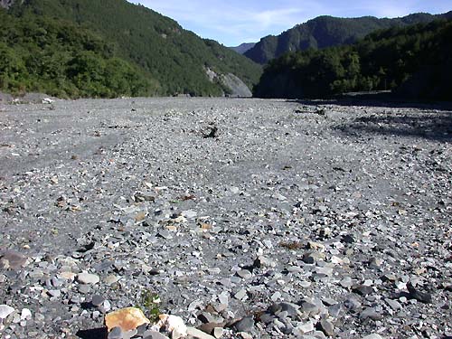 萬大南溪溪床 攝影：阿英的登山小站