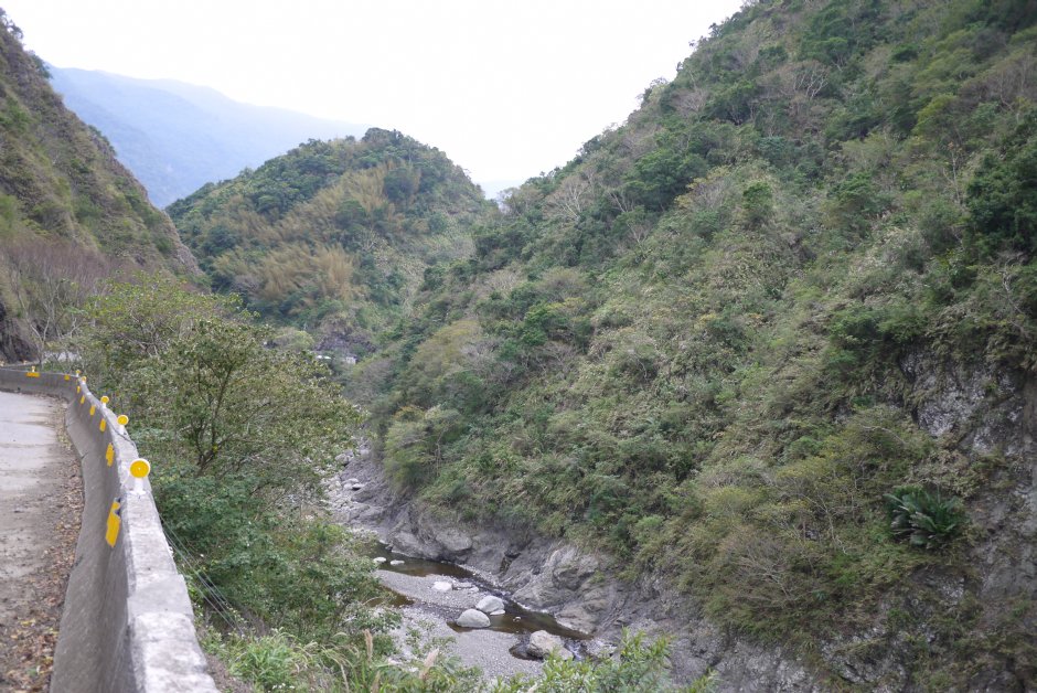 富東公路旁的鱉溪 攝影：旅遊王攝影組