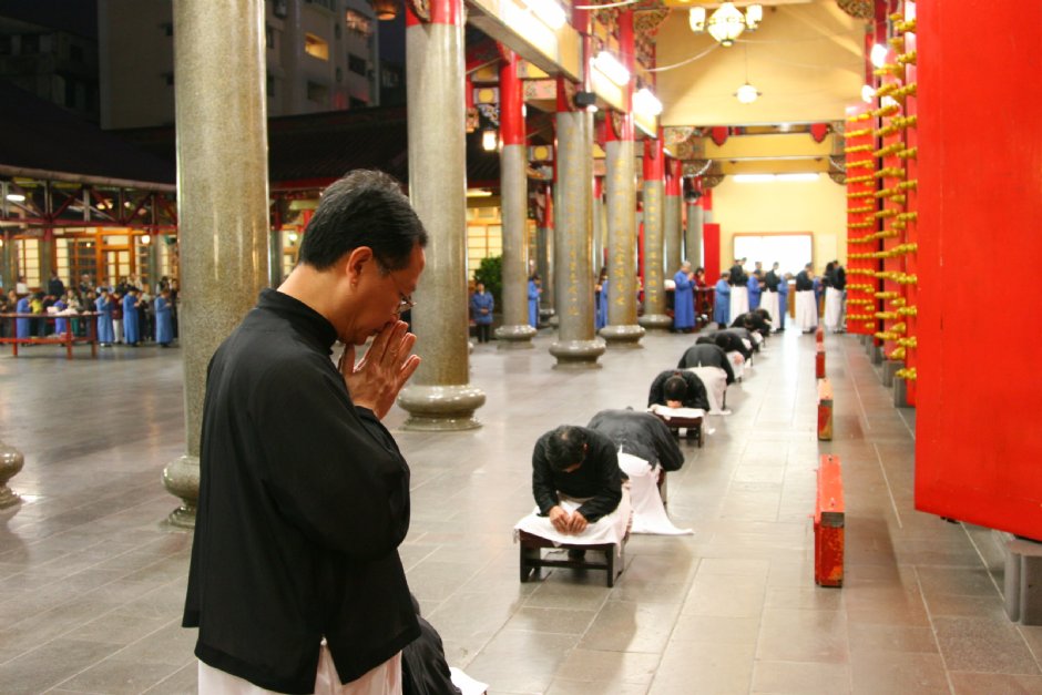 虔誠的弟子行祭祀禮儀 攝影：簡時強