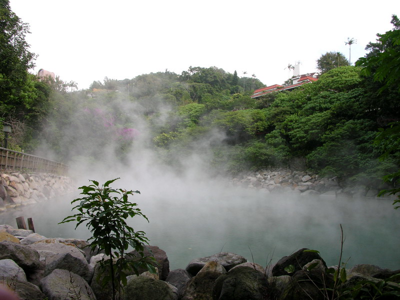 地熱谷煙霧嬝嬝 攝影：余燕鳳