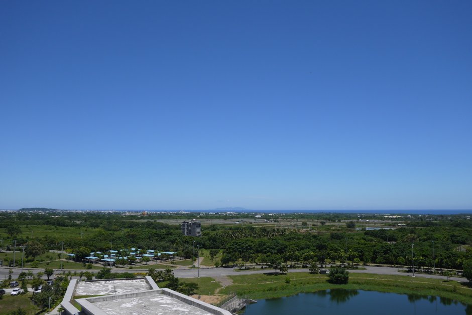 台東大學圖書館樓頂遠眺綠島 攝影：旅遊王攝影組