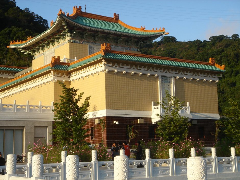 右側建築 攝影：余燕鳳