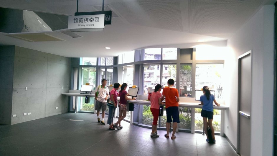 館內檢索區 攝影：Eva隨手拍