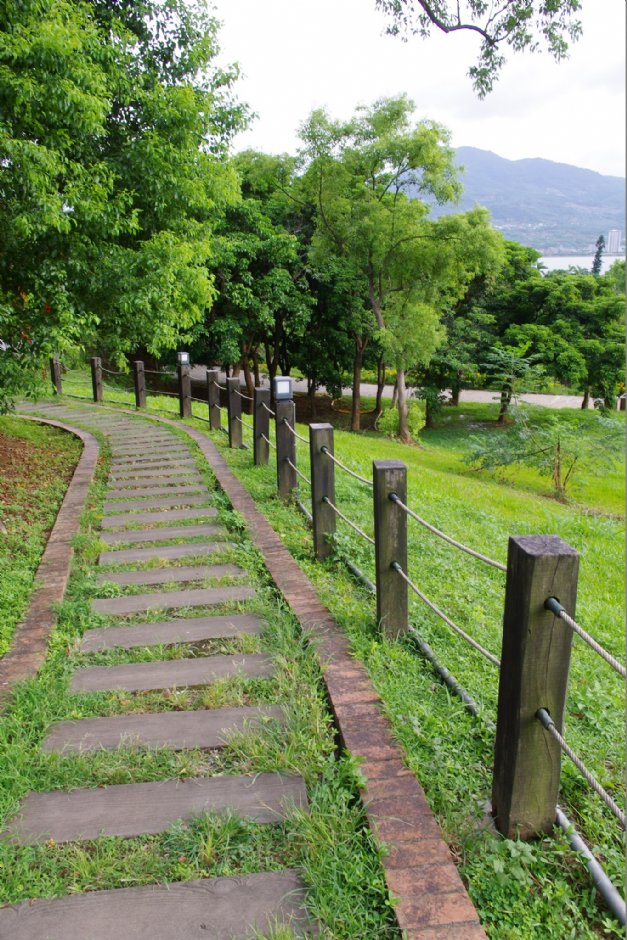 公園內步道 攝影：Eva隨手拍