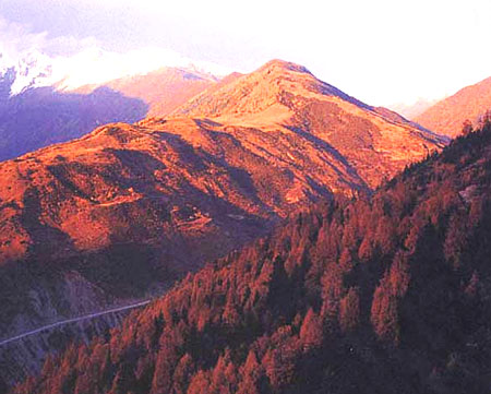 山脊夕陽中 攝影：四川旅遊信息網