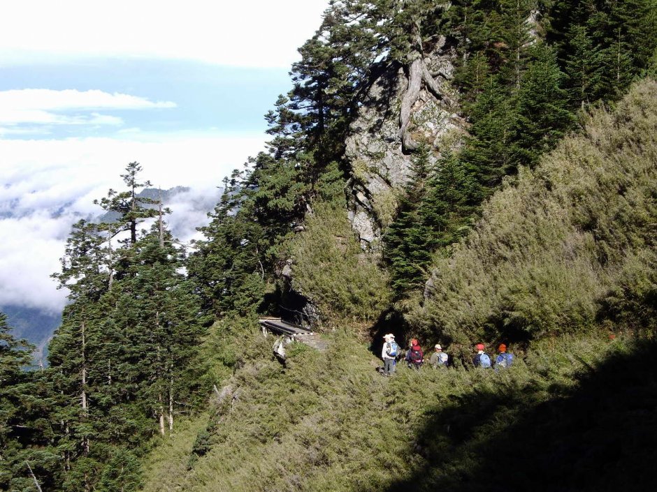 山崖邊的山徑 攝影：老山羊部落格