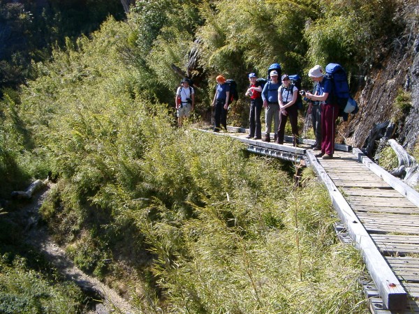 崖壁邊的木棧道 攝影：老山羊資訊網