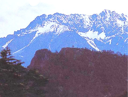 月照西嶺 攝影：四川旅遊信息網