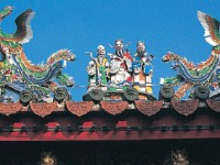 廟沿上的剪黏裝飾1<br/> 攝影：雲林縣政府