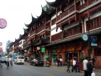 廟旁古典建築老街<br/> 攝影：余燕鳳