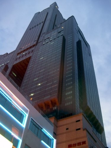 直逼天際的高雄85大樓 攝影：Eva隨手拍