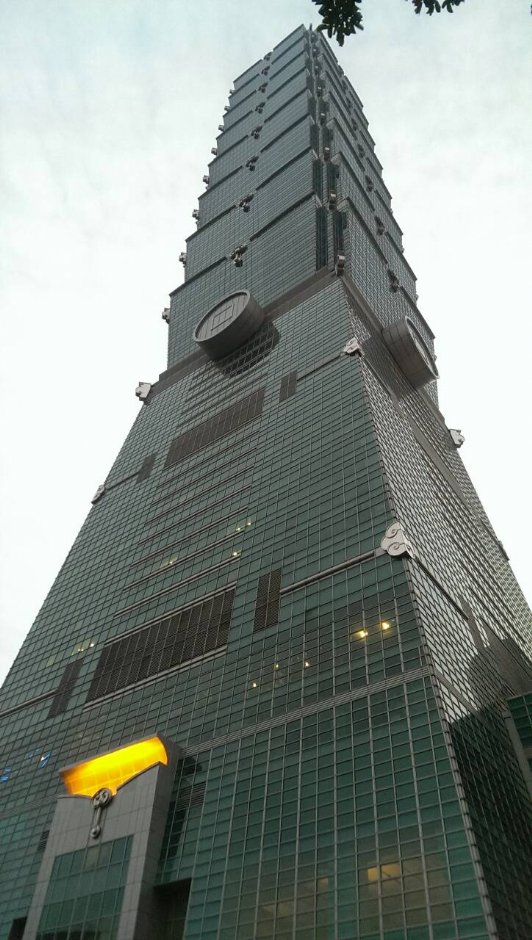 高聳的台北101建築 攝影：Eva隨手拍